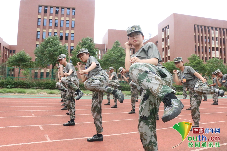 04 在西田径场练习捕俘拳.JPG